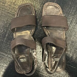 Sling back flat Stuart Weitzman sandal. Stretch straps